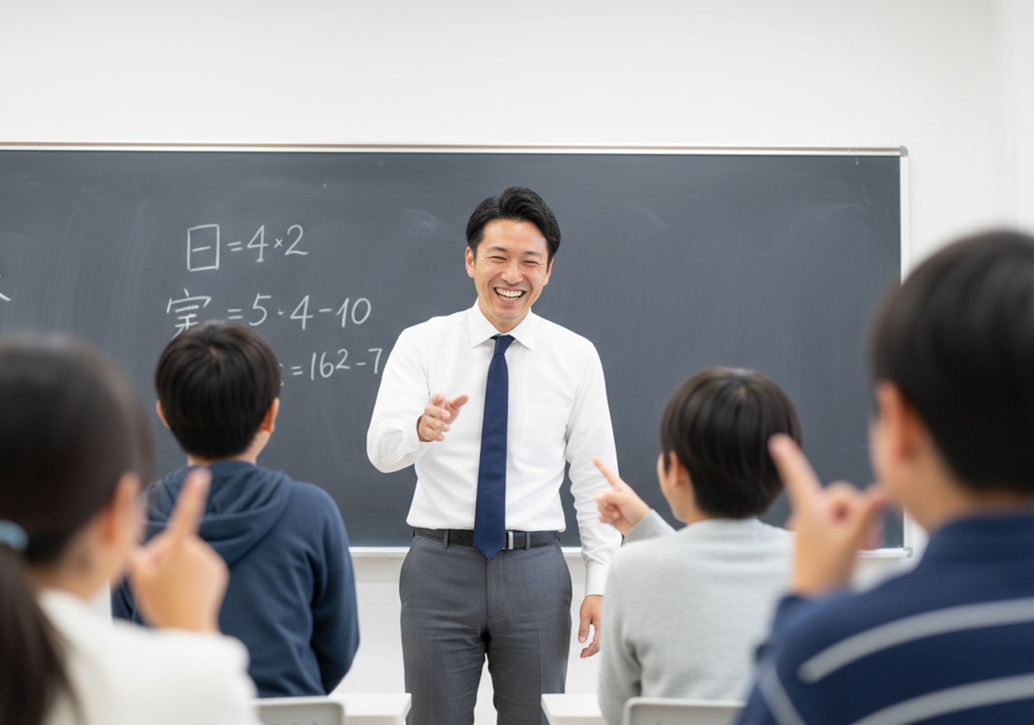 中学受験塾の授業中の楽しそうな講師の話